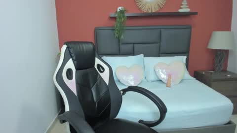 L I N D A online show from 12-19-24, 01:07