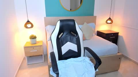 L I N D A online show from 01-15-25, 07:12