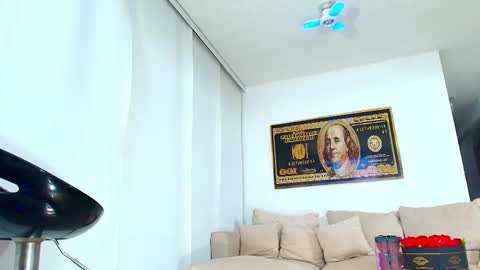 Snapshot of linda_xx90 chatting on 03-12-25, 04:51 LAURA RAMIREZ online show from 03-12-25, 04:51