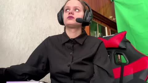 Snapshot of linettehnatow chatting on 02-11-26, 09:47 Eva online show from 02-11-26, 09:47