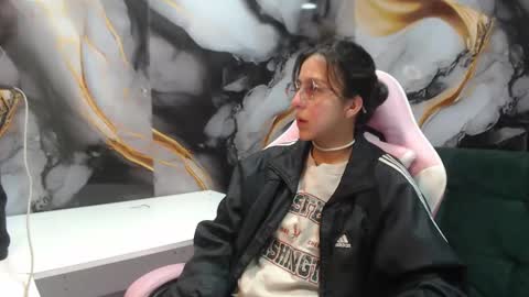 Snapshot of ling_ling24 chatting on 10-20-25, 03:40 ling ling24 online show from 10-20-25, 03:40