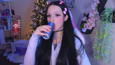 Lina online show from 12-31-24, 12:25