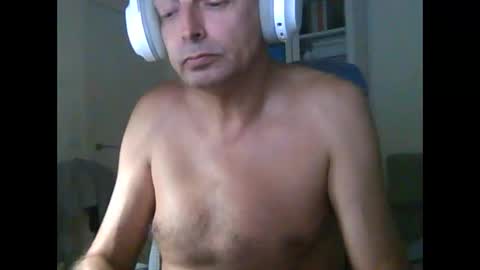 Snapshot of liongr69 chatting on 10-19-25, 10:21 liongr69 online show from 10-19-25, 10:21