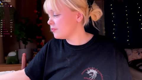 -Lisa- Help me to reach 100 thumbs up3 online show from 12-14-25, 02:55