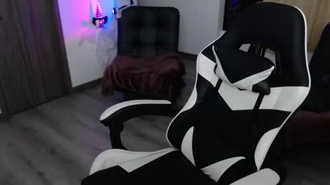 Snapshot of little_amy__ chatting on 10-30-25, 04:25 Amelie online show from 10-30-25, 04:25