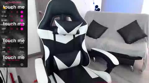 Snapshot of little_amy__ chatting on 11-25-25, 06:52 Amelie online show from 11-25-25, 06:52