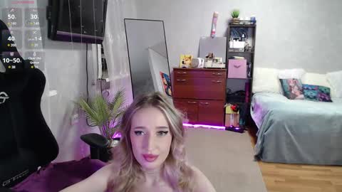 Snapshot of little_sofa99 chatting on 03-04-25, 12:39 Sonya online show from 03-04-25, 12:39