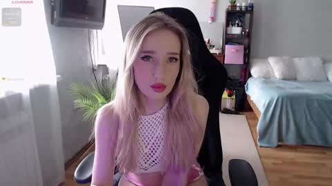 Snapshot of little_sofa99 chatting on 03-11-25, 11:55 Sonya online show from 03-11-25, 11:55