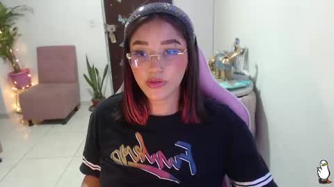 Snapshot of littleangelx_m chatting on 02-21-25, 11:21 Daniela online show from 02-21-25, 11:21