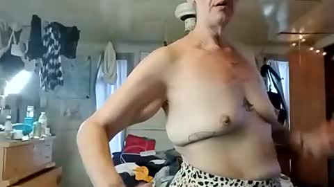 Snapshot of littlebigsquirt7945 chatting on 09-27-25, 12:21 Sady Jayne online show from 09-27-25, 12:21