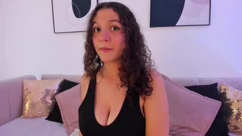 Snapshot of littlesoffi_gh chatting on 02-22-25, 02:41    online show from 02-22-25, 02:41