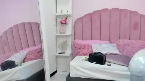 Snapshot of littlesofii chatting on 10-20-25, 10:21  sofii  online show from 10-20-25, 10:21