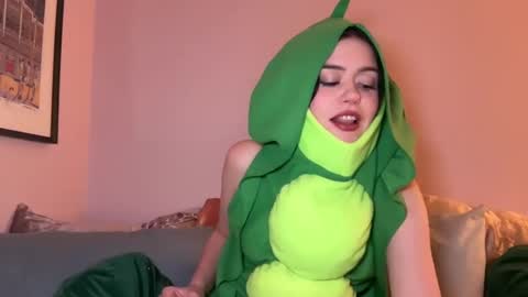 Snapshot of littlesugarpea chatting on 01-05-25, 12:09 Little Sugar Pea  online show from 01-05-25, 12:09