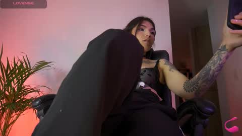 Snapshot of livestream18x chatting on 09-27-25, 09:09 Emily  R online show from 09-27-25, 09:09