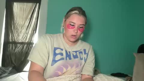 Snapshot of livvymack chatting on 10-16-25, 01:45 Livvy online show from 10-16-25, 01:45