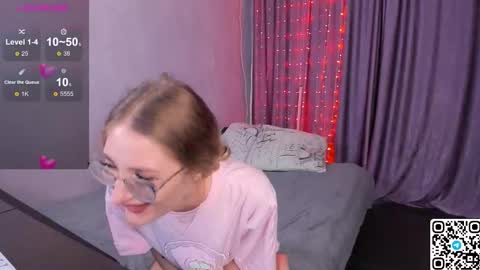 My name is Livy Nice to meet you  Thumbs up please its important online show from 09-28-25, 07:52