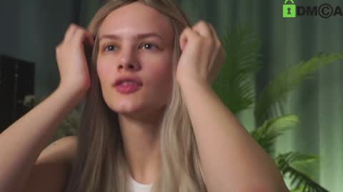 Snapshot of lizbethcoll chatting on 12-29-24, 04:30 Sunnheart online show from 12-29-24, 04:30