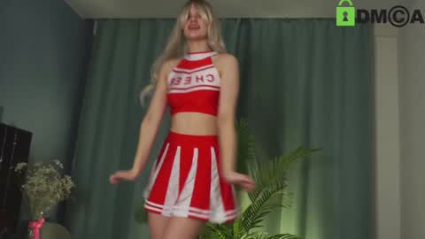 Snapshot of lizbethcoll chatting on 01-08-25, 04:22 Sunnheart online show from 01-08-25, 04:22