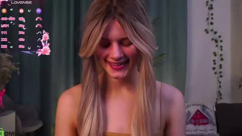 Snapshot of lizbethcoll chatting on 03-03-25, 04:56 Sunnheart online show from 03-03-25, 04:56