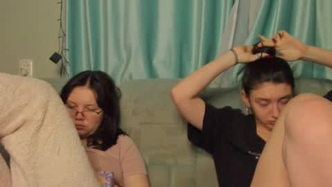 lizzi_muur online show from 01-24-25, 05:11