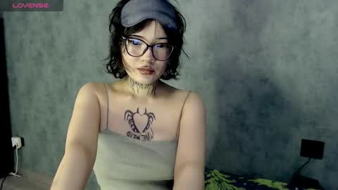 Snapshot of lizzielight chatting on 12-17-24, 01:07 LizzieLight online show from 12-17-24, 01:07