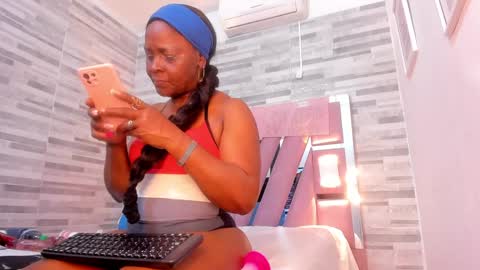 Snapshot of lola_hornei chatting on 01-22-25, 05:28 Lola online show from 01-22-25, 05:28
