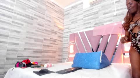 Snapshot of lola_hornei chatting on 01-24-25, 02:30 Lola online show from 01-24-25, 02:30