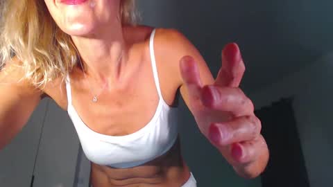 Snapshot of lolaaelita chatting on 02-15-26, 01:41 Lola online show from 02-15-26, 01:41