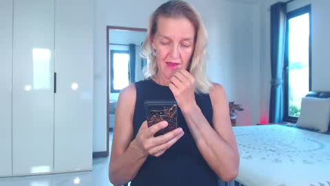 Lola online show from 04-01-26, 10:05