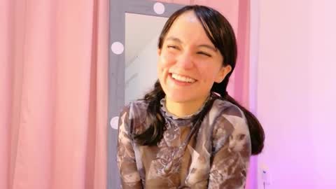 Snapshot of lolayun chatting on 10-21-25, 11:44 Lola online show from 10-21-25, 11:44