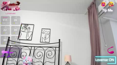 Snapshot of lollavibes chatting on 12-15-25, 05:55 Lolla online show from 12-15-25, 05:55