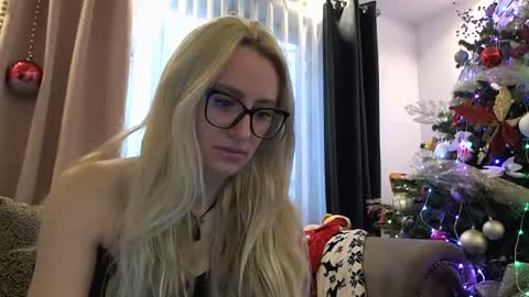 Snapshot of lolly_kaia chatting on 12-14-25, 07:58 Lolly online show from 12-14-25, 07:58