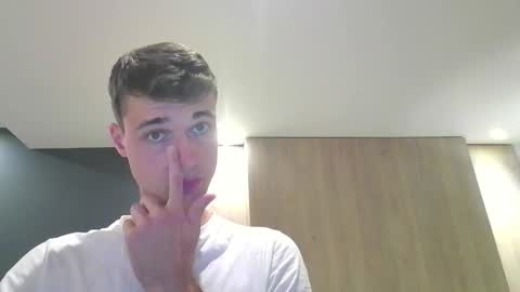 Snapshot of london_tomy chatting on 09-21-25, 01:40 london_tomy online show from 09-21-25, 01:40