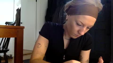 Snapshot of londonbrooke chatting on 12-16-25, 09:03 Em online show from 12-16-25, 09:03