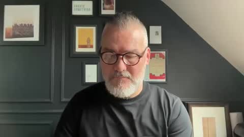 Snapshot of londongent2023 chatting on 10-08-25, 09:18 EnglishBear online show from 10-08-25, 09:18