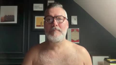 Snapshot of londongent2023 chatting on 01-09-26, 12:19 EnglishBear online show from 01-09-26, 12:19