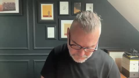 Snapshot of londongent2023 chatting on 02-11-26, 10:09 EnglishBear online show from 02-11-26, 10:09