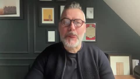 Snapshot of londongent2023 chatting on 02-19-26, 10:55 EnglishBear online show from 02-19-26, 10:55