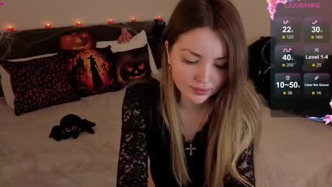 Snapshot of lora_amber chatting on 10-25-25, 11:51 Lora online show from 10-25-25, 11:51