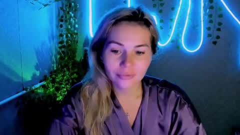 Lora online show from 09-23-25, 02:36