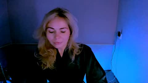 Lora online show from 04-15-26, 02:18