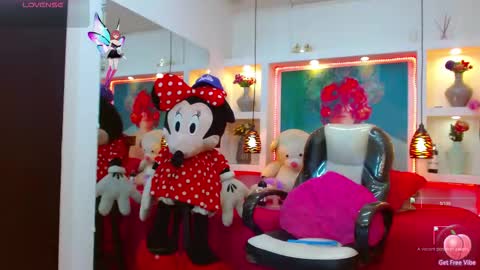 Snapshot of lorenapinto_ chatting on 10-21-25, 02:01 lore online show from 10-21-25, 02:01