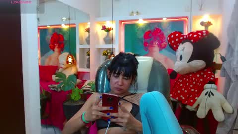 Snapshot of lorenapinto_ chatting on 10-28-25, 02:04 lore online show from 10-28-25, 02:04