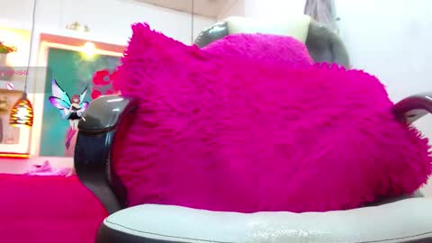 Snapshot of lorenapinto_ chatting on 11-14-25, 01:04 lore online show from 11-14-25, 01:04