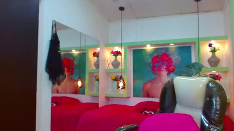 Snapshot of lorenapinto_ chatting on 11-25-25, 02:33 lore online show from 11-25-25, 02:33