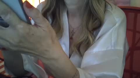 Snapshot of lorylady chatting on 09-29-25, 05:23 lory online show from 09-29-25, 05:23