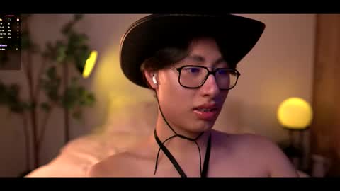 Snapshot of louis_zh chatting on 10-21-25, 02:01 Louis online show from 10-21-25, 02:01