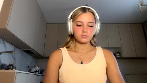 Snapshot of lourapimenta chatting on 02-23-26, 06:44 Eliza online show from 02-23-26, 06:44