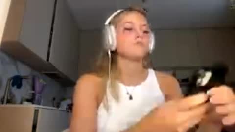 Snapshot of lourapimenta chatting on 02-25-26, 12:26 Eliza online show from 02-25-26, 12:26