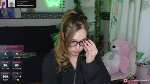 Snapshot of lovalentine chatting on 12-18-24, 05:15 Lo Valentine online show from 12-18-24, 05:15